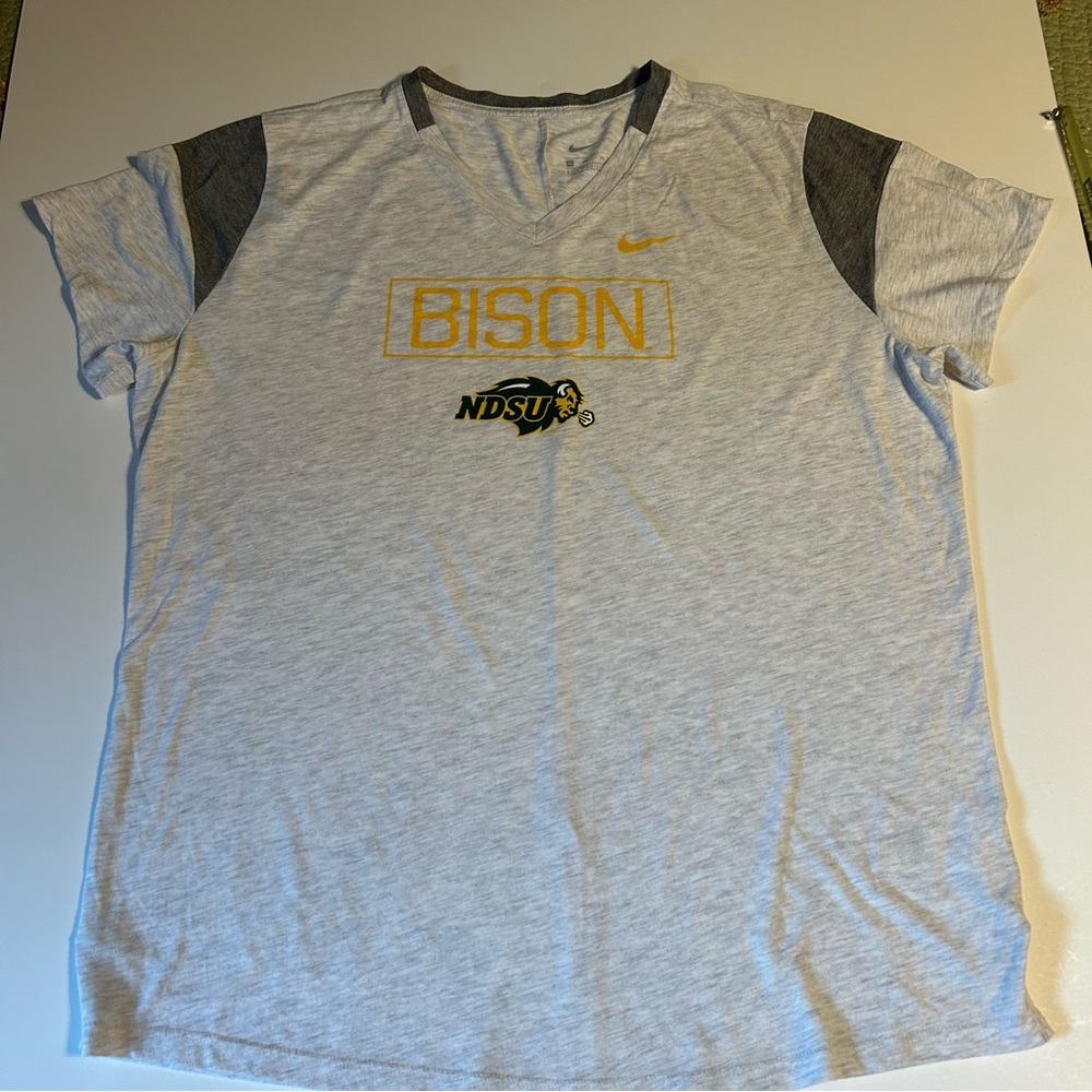 North Dakota NDSU Bison T-shirt Women’s XL Gray‎ Adult Football Nike Casual Soft